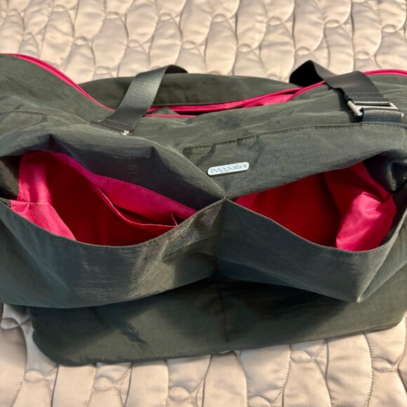 Baggallini Gray and Pink Weekender Expandable Carryall Overnight Tote Bag - Picture 13 of 14